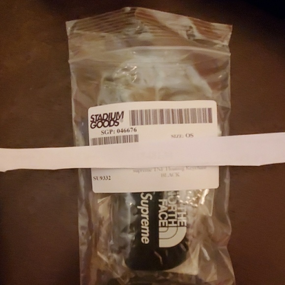 The North face x Supreme floating key chain - Picture 2 of 4